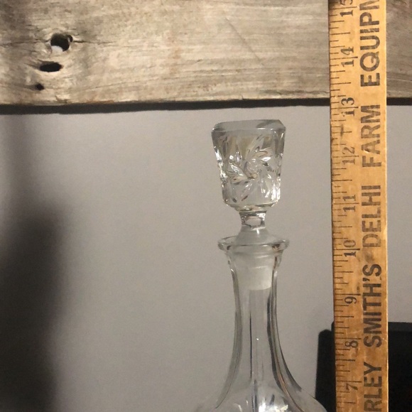 Vintage crystal decanter with lid - Picture 4 of 7
